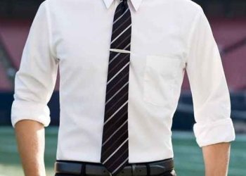 Accessories should support your outfit rather than overpower it. Watches, simple rings, or light necklaces are acceptable.