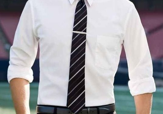 Accessories should support your outfit rather than overpower it. Watches, simple rings, or light necklaces are acceptable.